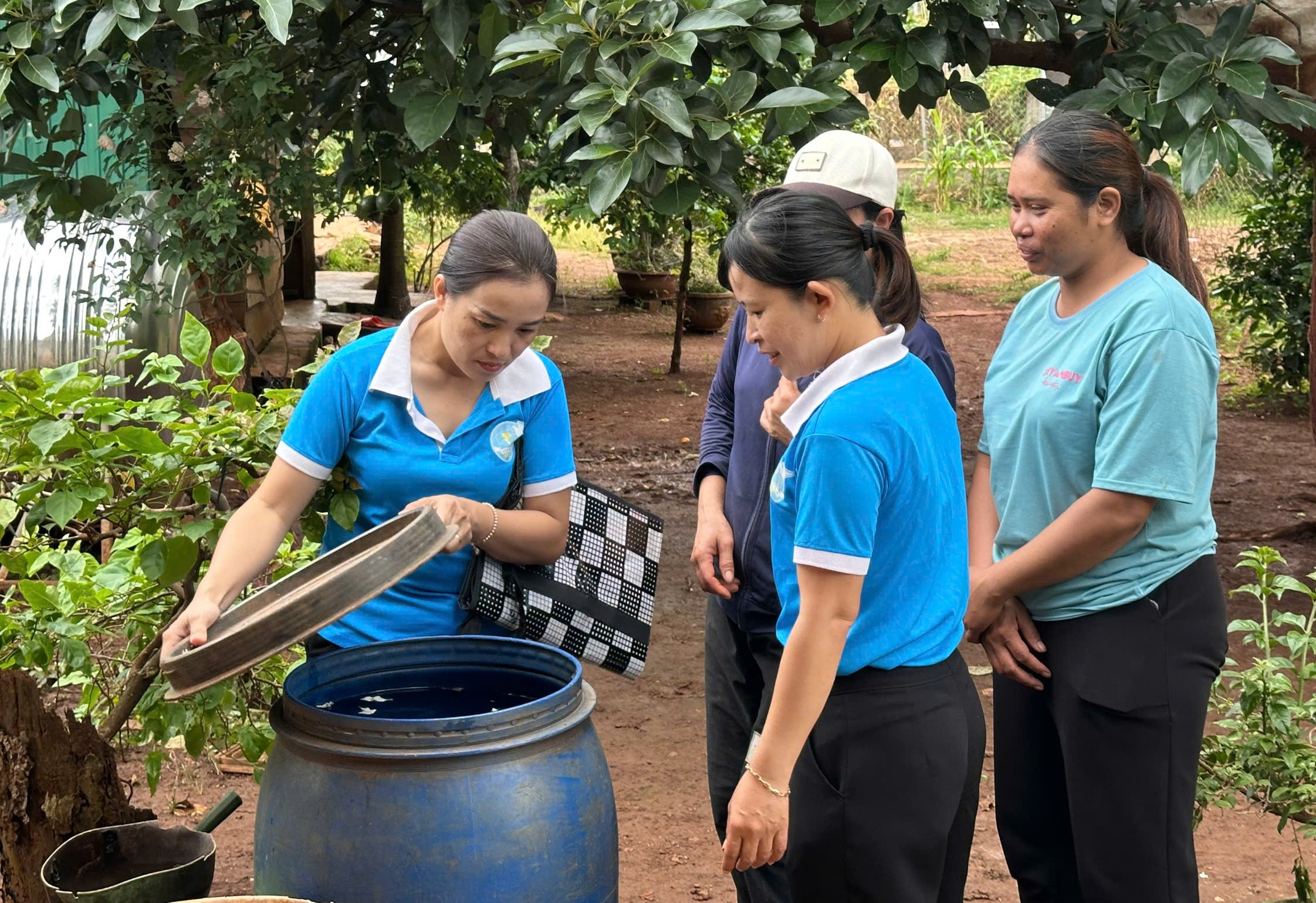 Hội đến kiểm tra và hướng dãn các gia đình hội viên phòng chống lăng quăng, bọ gậy